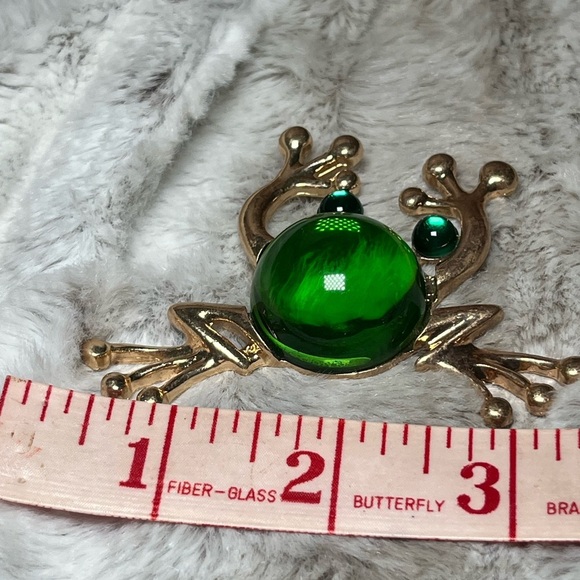 Frog Brooch with large Green Gem - Picture 10 of 10